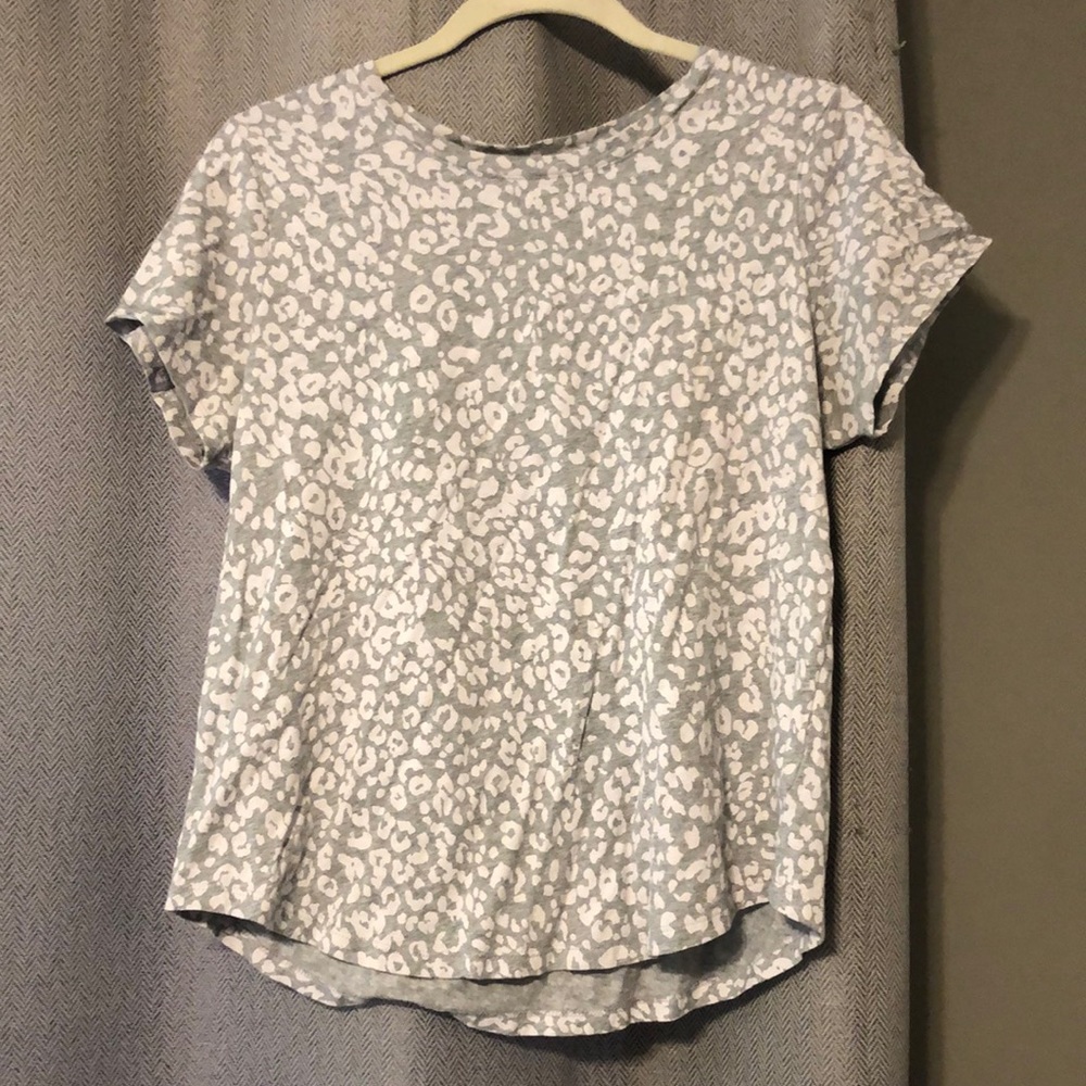 Old Navy Everywear grey leopard print short sleeved tshirt. Size M.